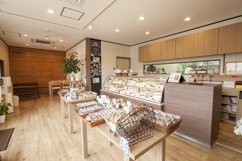 木の温もり溢れる店内の様子