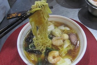 麺はスープに良く絡むちぢれのある手もみ麺