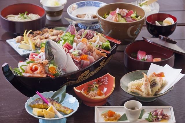 お料理12品（船盛り付き）　お1人様5000円プランの一例(飲み物別）