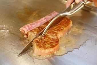 最高の和牛を目の前で焼き上げる鉄板焼き