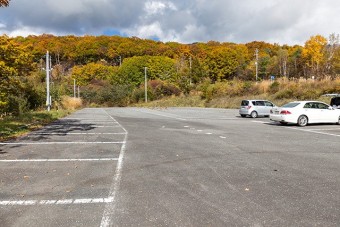 駐車場は広々として大型バスも駐車可能