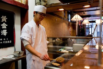 職人が炭火焼で焼き上げます