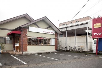 赤い看板が目印のアンプ