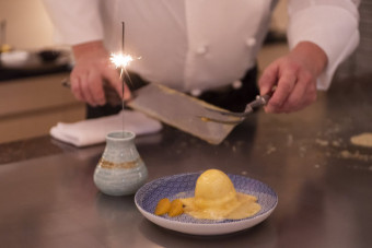 食後のデザートに！名物アイスクリームの鉄板焼き