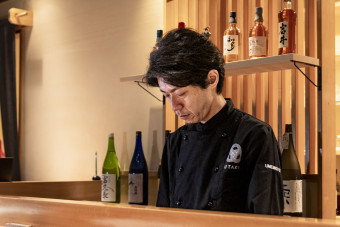カウンター越しに料理人の調理風景が…