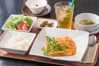 Bランチ（海老のチリソース）