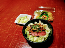 特選！仙台黒毛和牛ステーキサラダ丼御膳　2180円（税込）