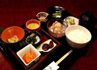 人気のいろどり御膳（旧withランチ）　1580円