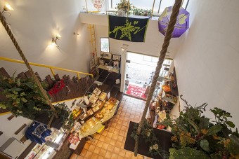イートインスペースから見下ろした店内