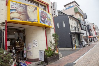 大きなシュークリームの看板が目印