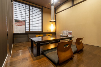 店内はお座敷のテーブル席がメインの落ち着いた雰囲気