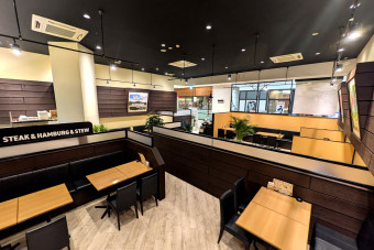 店内テーブル席