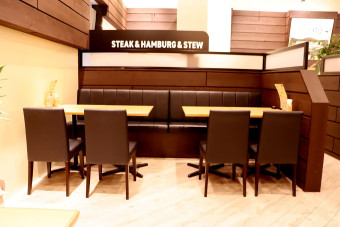 店内テーブル席