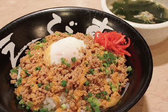 半熟卵と鶏そぼろ丼