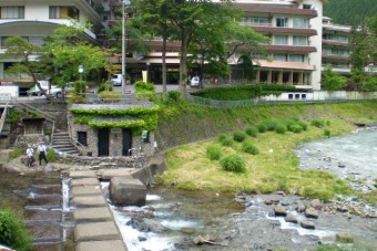 洞窟風呂を思わせる河原の湯