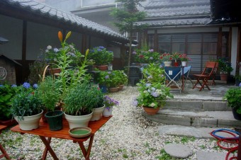 季節の花々で彩られる庭園