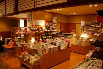 厳選されたお土産品が並ぶ。