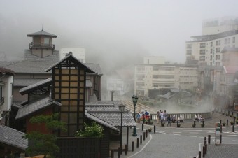 2階大広間から眺める湯畑