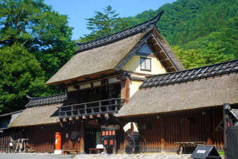 かやぶきの郷の玄関口「長屋門」