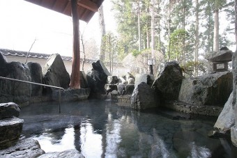 巨石を配した露天風呂。谷川岳が見えることも