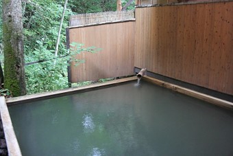 もう一つの 露天風呂。木の香り漂う・美泡の湯