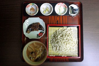 キノコの風味がしっかりと利いた「かくれうどん」