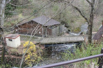 上から見た湯屋。素朴ながら心惹かれます