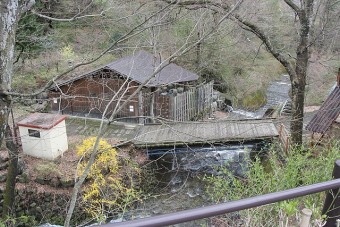 上から見た湯屋。素朴ながら心惹かれます