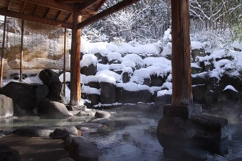 雪景色の露天風呂。野趣を感じながら心の洗濯も