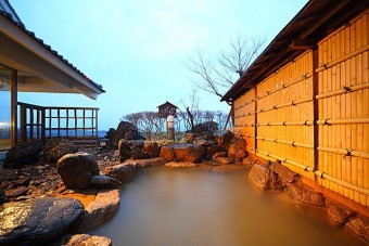 展望露天風呂からの景観が人気。冬には雪化粧の山々が