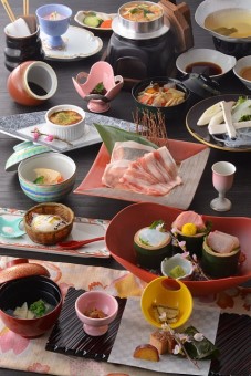 夕食は豪華な会席。地の食材をメインに豪華な和食が