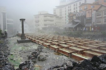 湯畑に面した宿