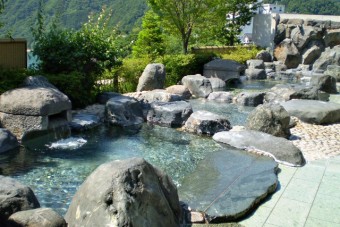 岩造りの露天風呂。カランもあり