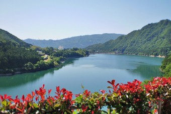 露天から望む赤谷湖の風景