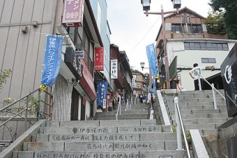 登り切ると、子宝の神様「伊香保神社」がまつ