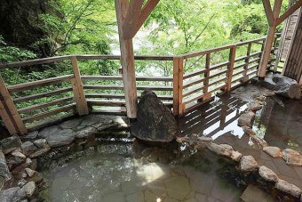 利根川の流れを望む露天風呂「牧水の湯」