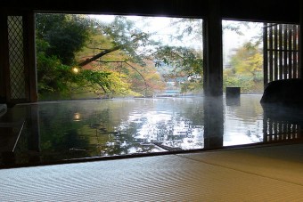 景観が開けた檜風呂「牧水の湯」