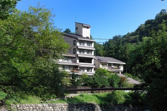 谷川温泉の中でも奥まったところに建ち、静寂に包まれている