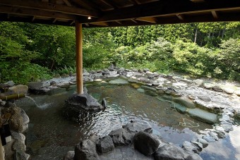 谷川岳を目の前にしながらお湯につかる（男性露天風呂）