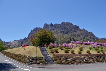 もみじの湯の目の前にそびえ立つ妙義山