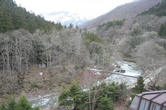 谷川の峰を見ながら山道を登る