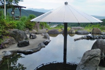 赤城方面を一望する大露天。雨の日は傘が意外とありがたい