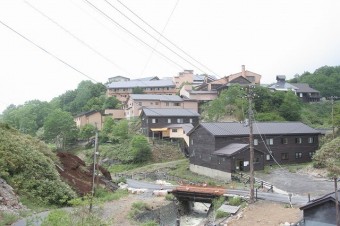 山肌に並ぶホテルの建物