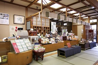 お土産処。最近は絹関連の商品が人気とのこと