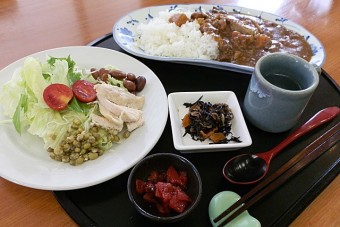 「豆やキッチン」のキーマカレー。入浴とのセットも