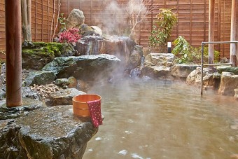 黄金の湯の露天風呂でリフレッシュ