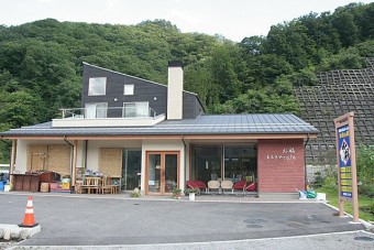 王湯にほど近い「お福＆まるきやｃａｆｅ」。土産品も販売する