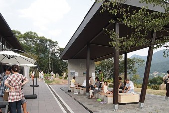 天然温泉かけ流しの足湯は旅の疲れを癒してくれる（道の駅八ッ場ふるさと館）