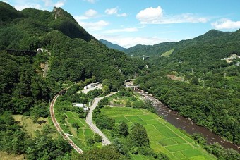 ダム湖に沈むエリア。遠くには「不動大橋」が