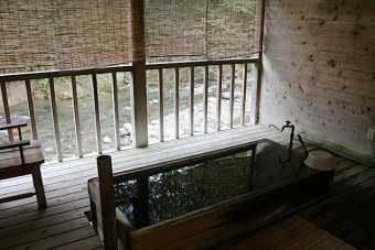 ウッドデッキに設けられた「テラス風呂」。いすに座って川風を感じる